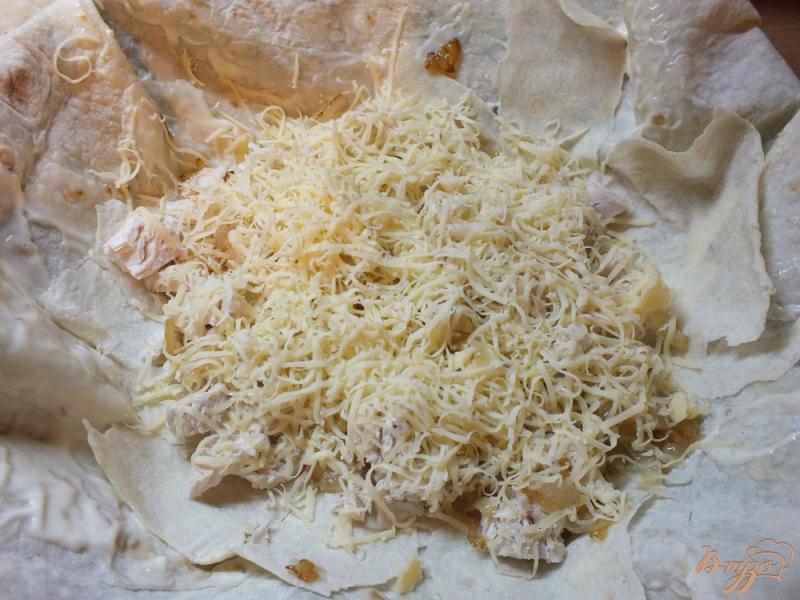 Фото приготовление рецепта: Пирог из лаваша с курицей и яйцом шаг №7