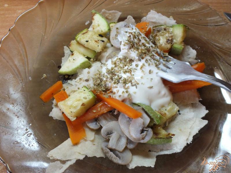 Фото приготовление рецепта: Теплый салат с шампиньонами и лавашом шаг №9