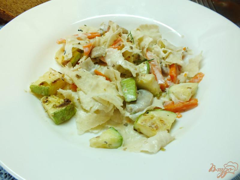 Фото приготовление рецепта: Теплый салат с шампиньонами и лавашом шаг №10