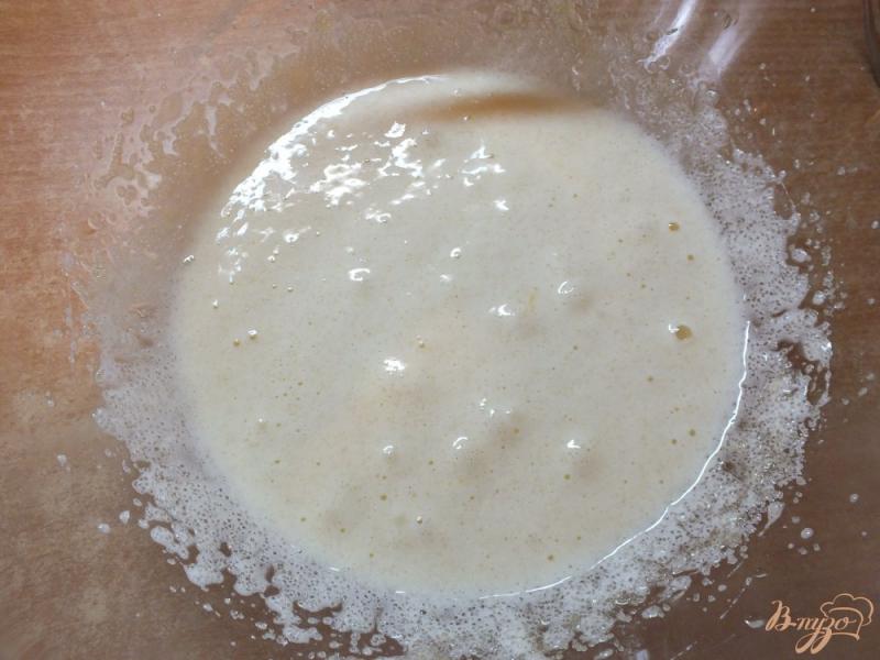 Фото приготовление рецепта: Сливовый пирог на растительном масле шаг №3