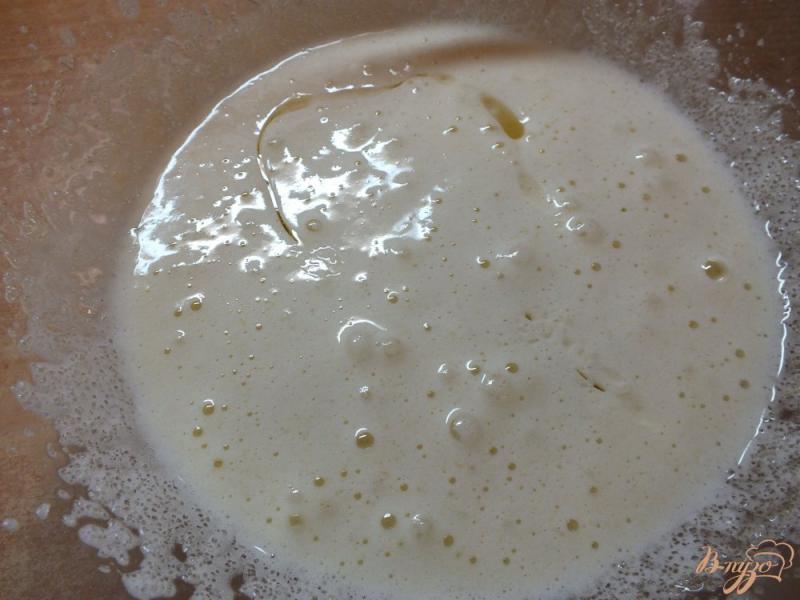 Фото приготовление рецепта: Сливовый пирог на растительном масле шаг №4