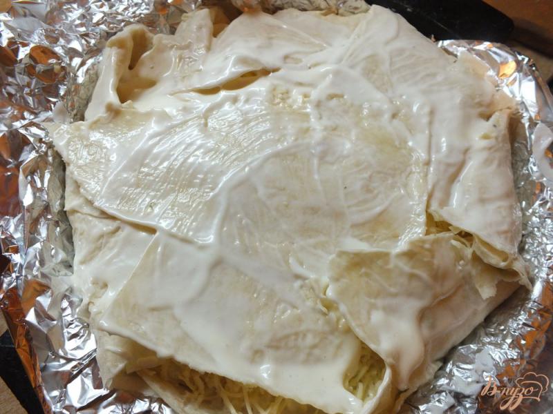 Фото приготовление рецепта: Слоеный пирог с грибами шаг №10