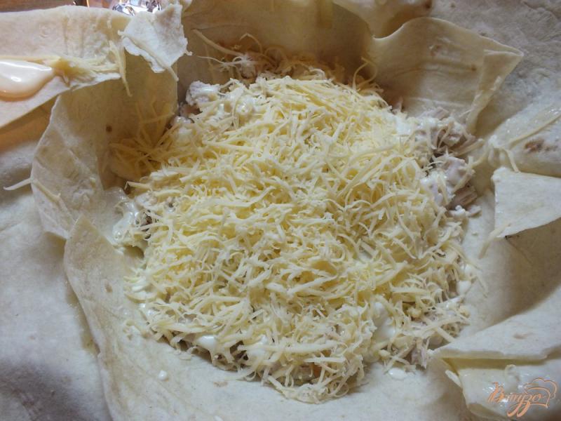 Фото приготовление рецепта: Слоеный пирог с грибами шаг №6
