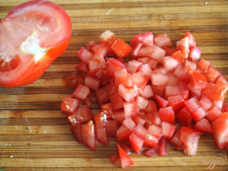 Фото приготовление рецепта: Салат с крабовыми палочками и помидорами шаг №2