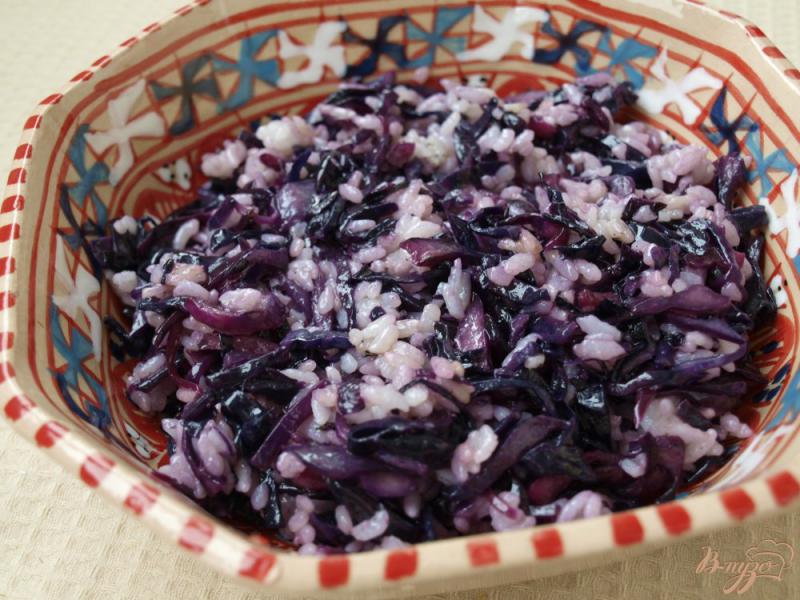Фото приготовление рецепта: Салат-гарнир из краснокочанной капусты и риса шаг №5