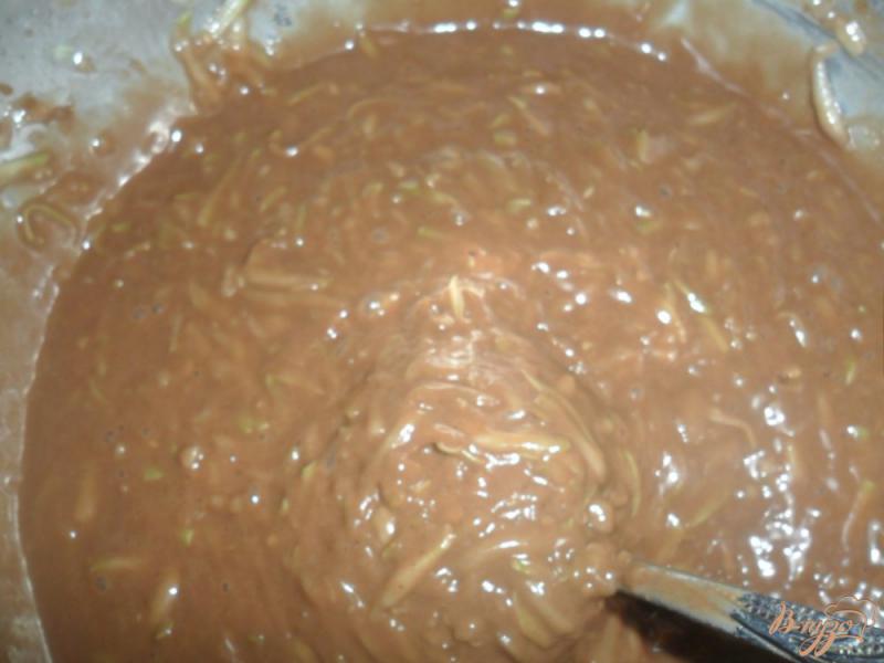 Фото приготовление рецепта: Шоколадный кекс с кабачком шаг №4