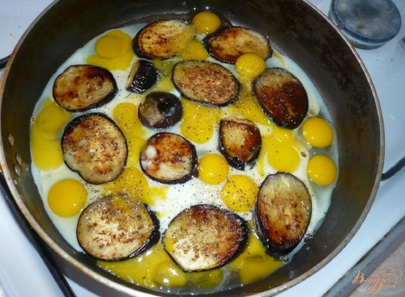 Фото приготовление рецепта: Баклажаны с перепелиными яйцами шаг №4