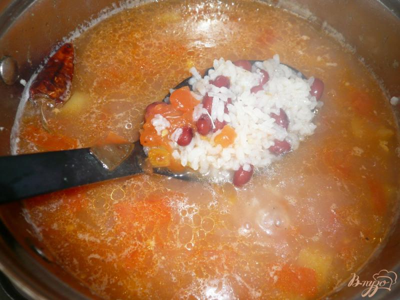 Фото приготовление рецепта: Суп томатный с рисом и фасолью шаг №4