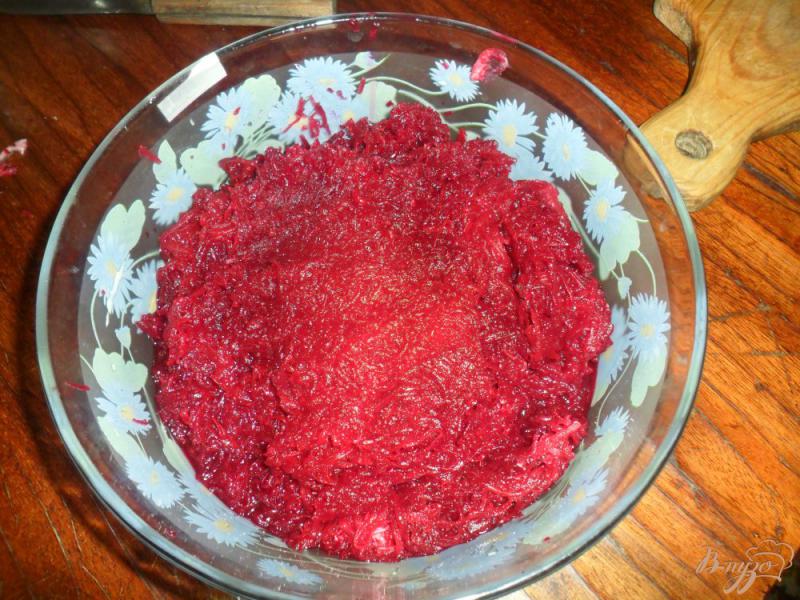 Фото приготовление рецепта: Свекольный салат с чеснаком и орехами шаг №2