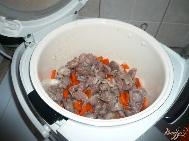 Фото приготовление рецепта: Рисовая каша с куриными желудками шаг №3