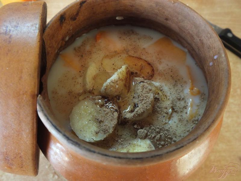 Фото приготовление рецепта: Тыквенная каша на молоке с бананом шаг №7