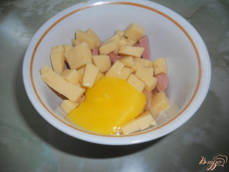Фото приготовление рецепта: Гренки с сосисками и сыром шаг №4