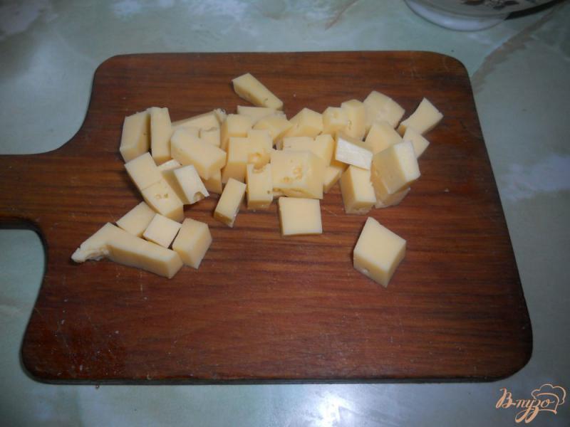 Фото приготовление рецепта: Гренки с сосисками и сыром шаг №3