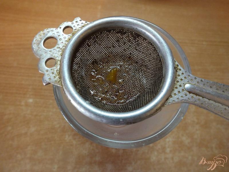 Фото приготовление рецепта: Горячий кофейный коктейль с медом, сливовым сиропом и виски шаг №4
