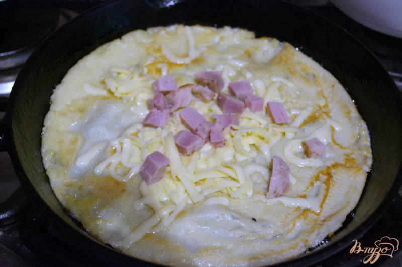 Фото приготовление рецепта: Блины с яйцом на завтрак шаг №4