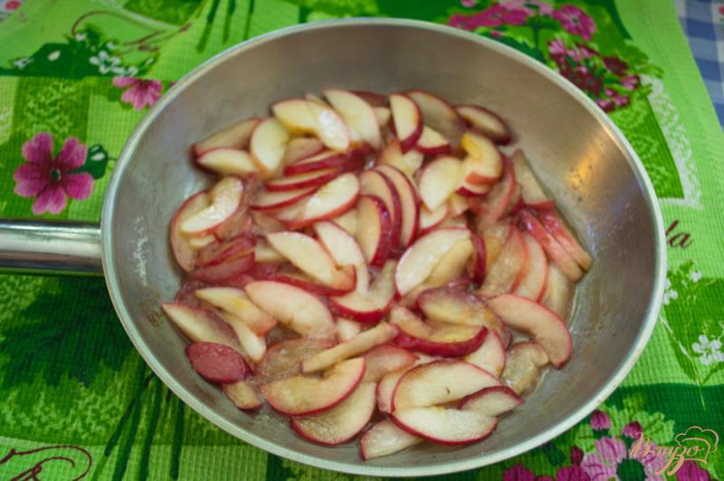Фото приготовление рецепта: Шоколадный манник с яблоком и карамелью шаг №4