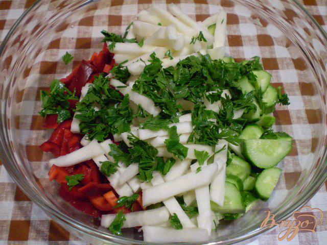 Фото приготовление рецепта: Салат со сладким перцем и кольраби шаг №5