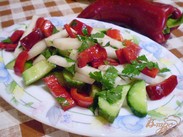 Фото приготовление рецепта: Салат со сладким перцем и кольраби шаг №7