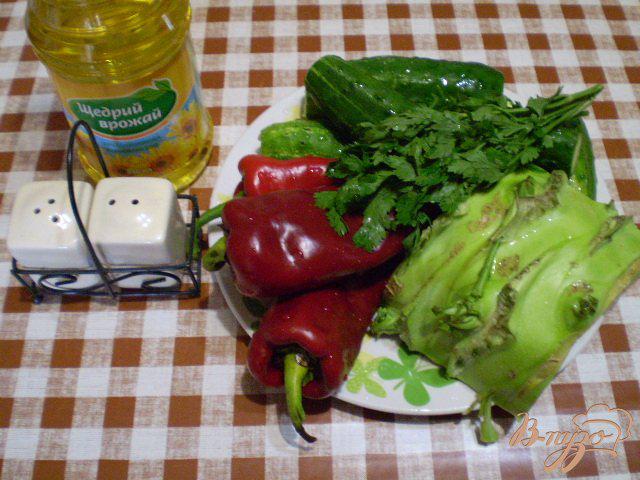 Фото приготовление рецепта: Салат со сладким перцем и кольраби шаг №1