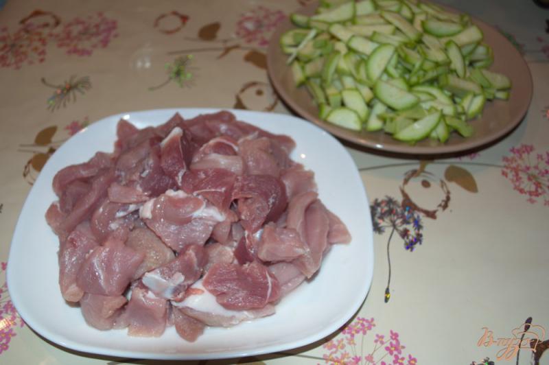 Фото приготовление рецепта: Свинина тушеная с цукини шаг №1