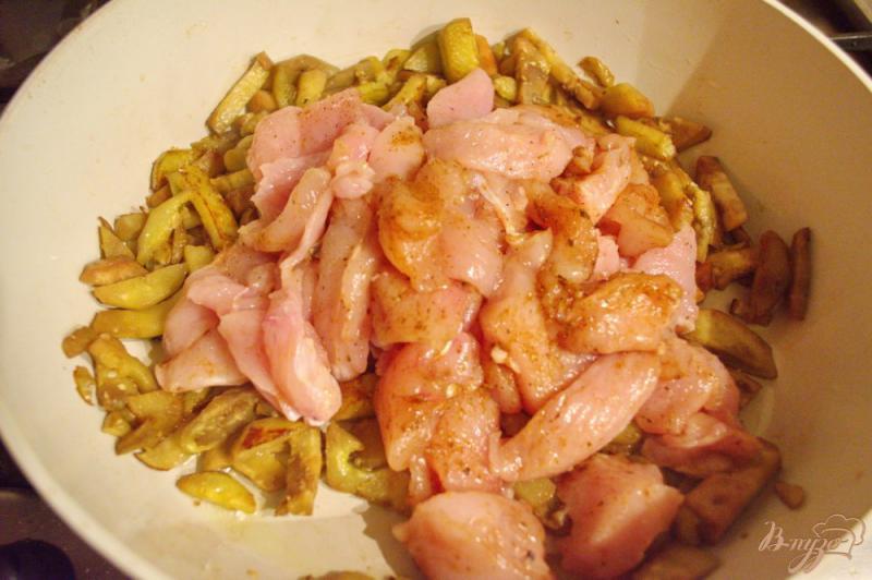 Фото приготовление рецепта: Куриное филе с баклажаном шаг №3