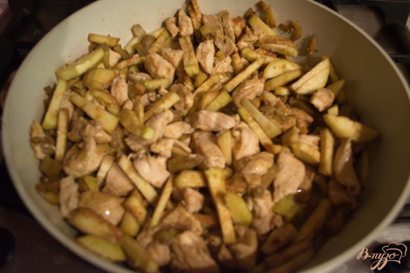 Фото приготовление рецепта: Куриное филе с баклажаном шаг №4
