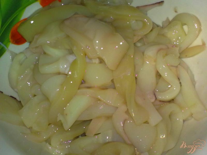 Фото приготовление рецепта: Кальмары с овощами тушеные в нежном соусе шаг №1