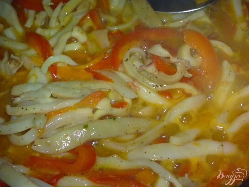 Фото приготовление рецепта: Кальмары с овощами тушеные в нежном соусе шаг №6
