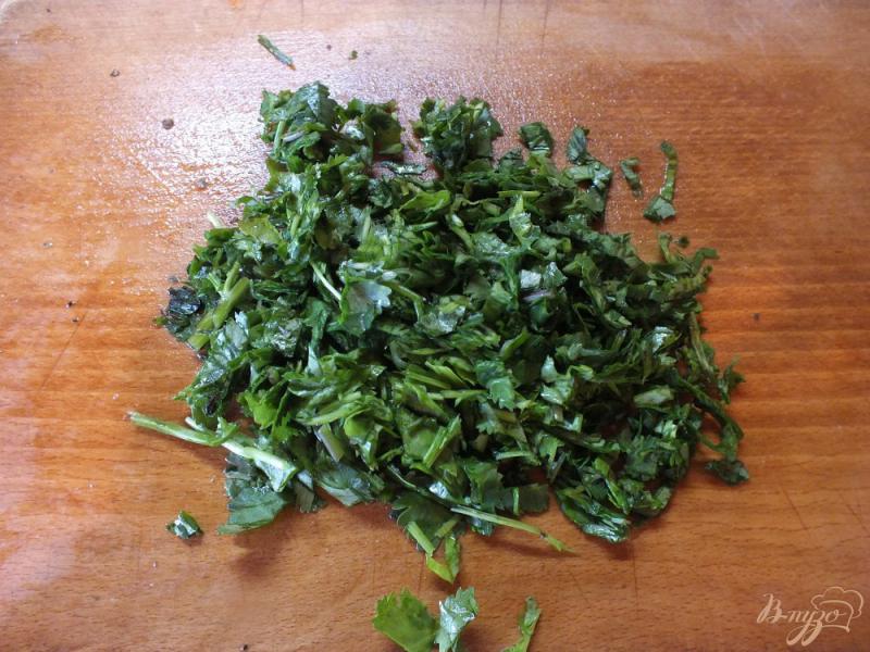 Фото приготовление рецепта: Салат из огурца с лаймом и кинзой шаг №4