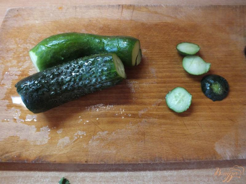 Фото приготовление рецепта: Салат из огурца с лаймом и кинзой шаг №2
