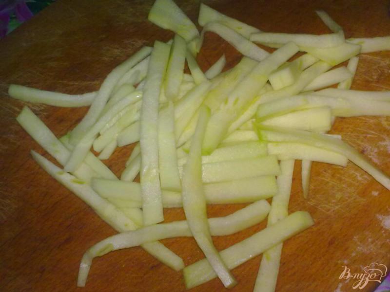 Фото приготовление рецепта: Салат из капусты с кабачком шаг №2