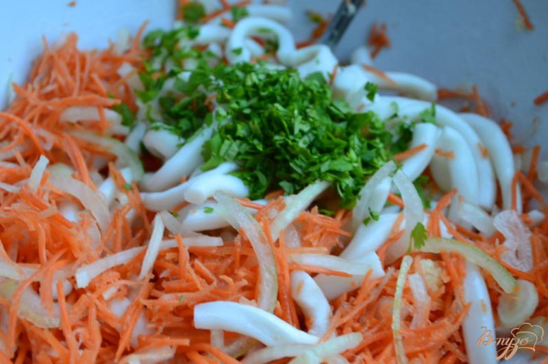 Фото приготовление рецепта: Морковный салат с кальмарами шаг №6