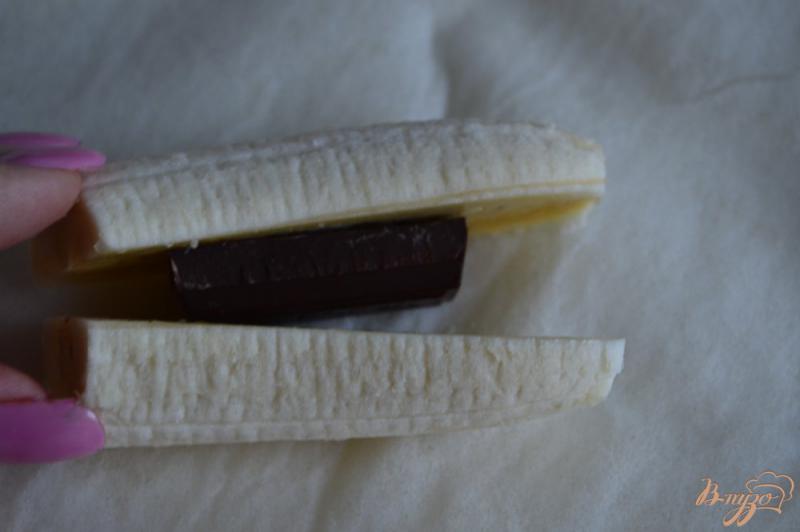 Фото приготовление рецепта: Бананы с шоколадом в тесте брик шаг №2