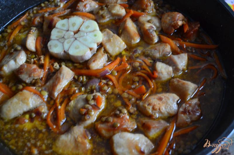 Фото приготовление рецепта: Плов с куриным мясом и чечевицей шаг №5