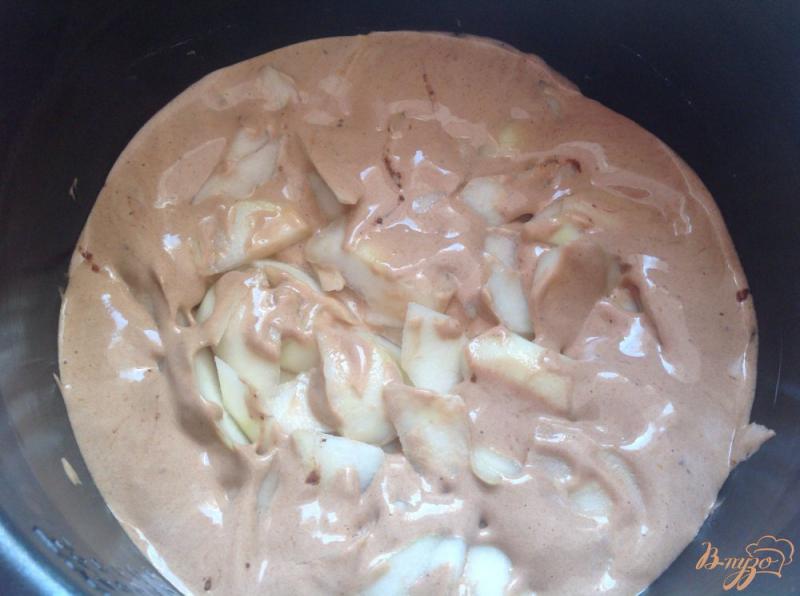 Фото приготовление рецепта: Шоколадная шарлотка с грушами в мультиварке шаг №9