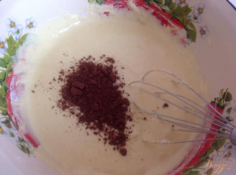 Фото приготовление рецепта: Шоколадная шарлотка с грушами в мультиварке шаг №6