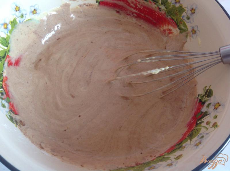 Фото приготовление рецепта: Шоколадная шарлотка с грушами в мультиварке шаг №7