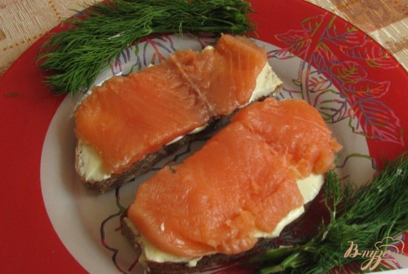 Фото приготовление рецепта: Бутерброды с малосольной красной рыбой по-домашнему шаг №4