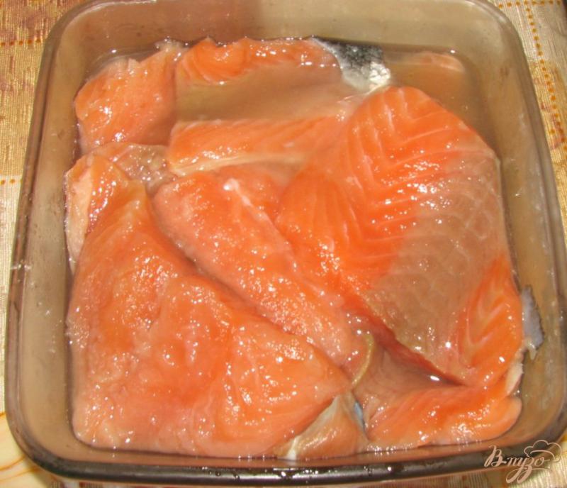 Фото приготовление рецепта: Бутерброды с малосольной красной рыбой по-домашнему шаг №3