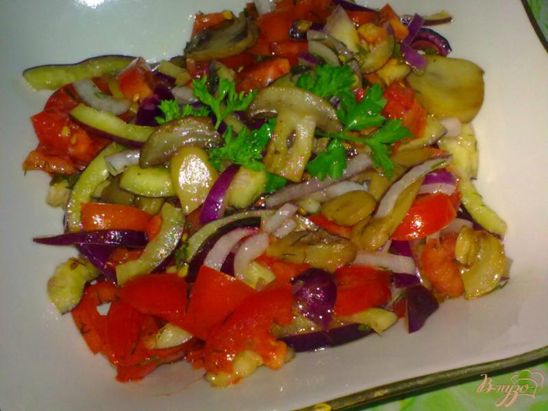 Фото приготовление рецепта: Салат из помидор с грибами шаг №6