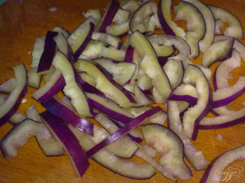 Фото приготовление рецепта: Салат из помидор с грибами шаг №3