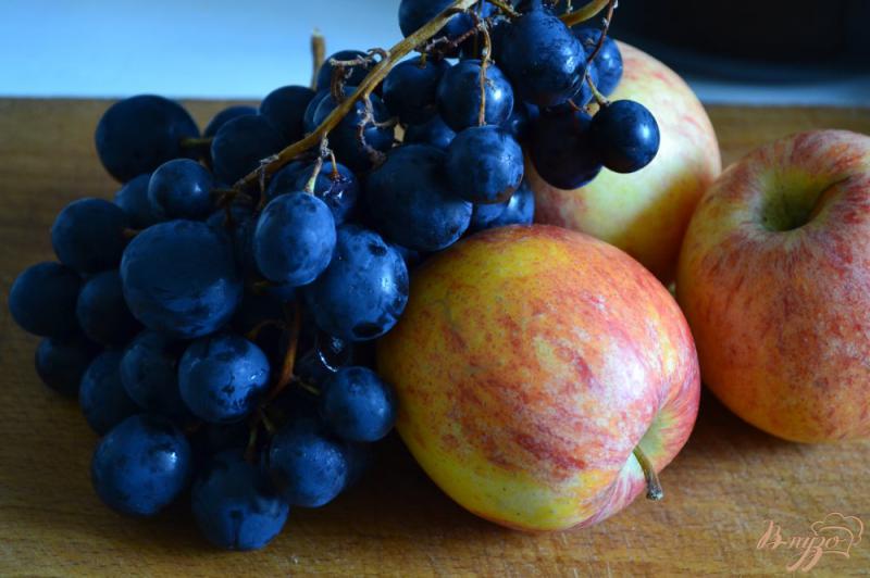 Фото приготовление рецепта: Виноградно-яблочный кисель с лавандой шаг №1