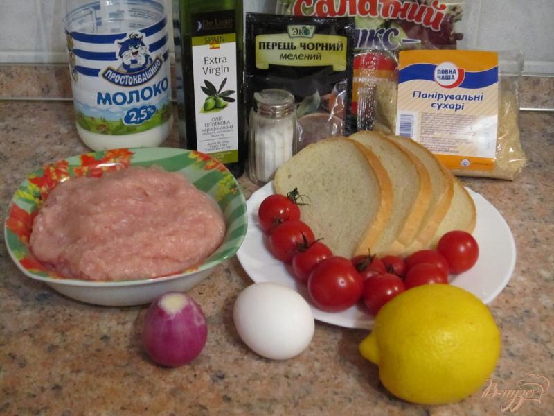 Фото приготовление рецепта: Куриные котлеты с помидорами и салатом шаг №1