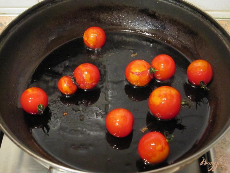 Фото приготовление рецепта: Куриные котлеты с помидорами и салатом шаг №7