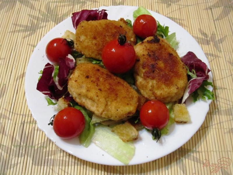 Фото приготовление рецепта: Куриные котлеты с помидорами и салатом шаг №8