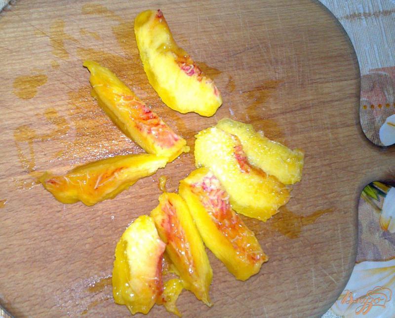 Фото приготовление рецепта: Фруктовый салатик с малиновым топингом шаг №4