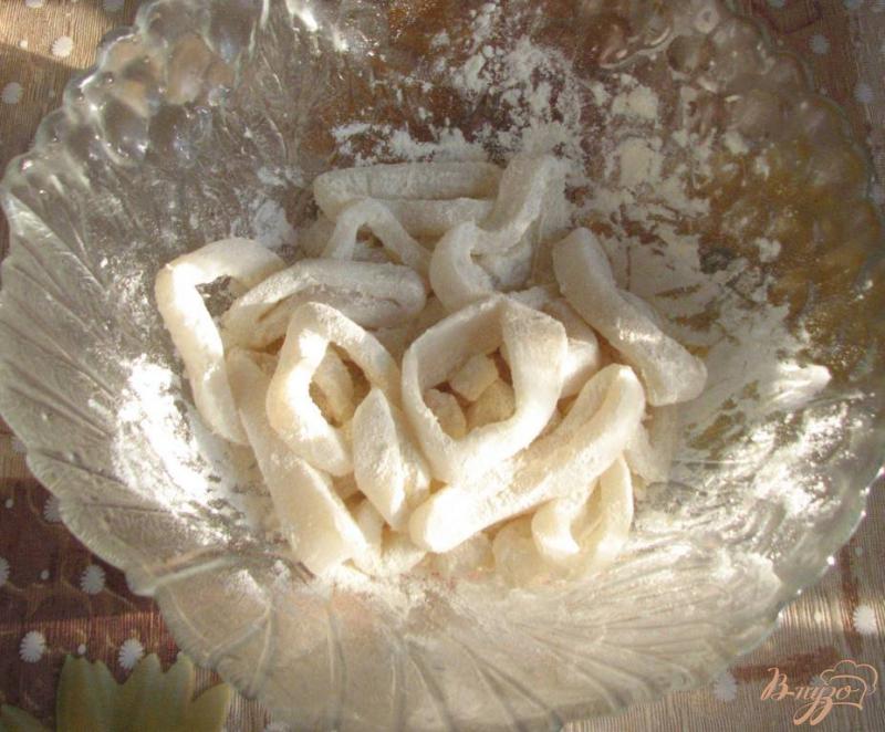 Фото приготовление рецепта: Хрустящие колечки из кальмаров шаг №3