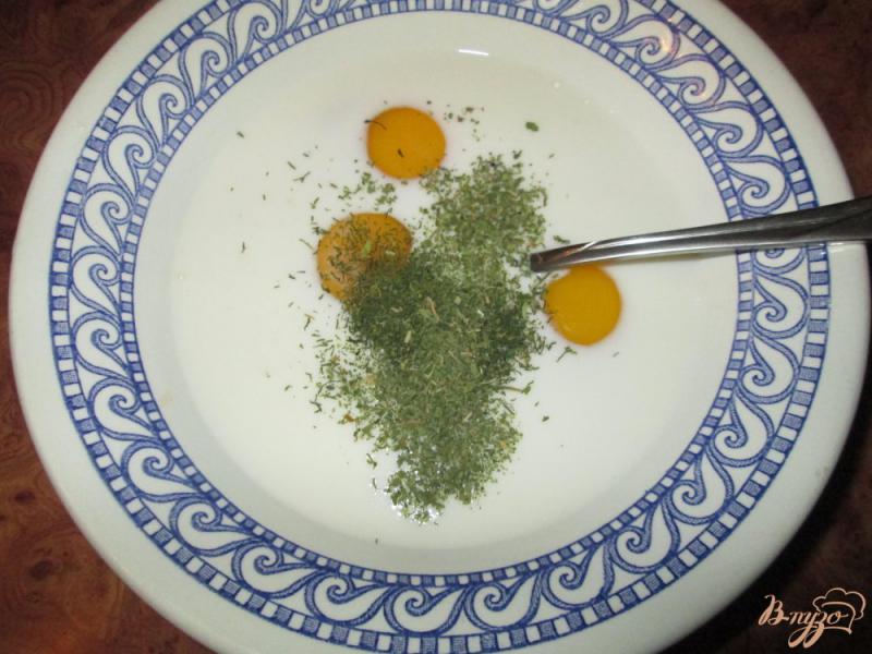 Фото приготовление рецепта: Омлет с болгарским перцем и сосисками шаг №4