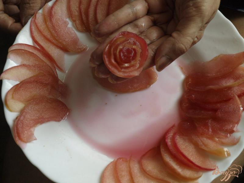 Фото приготовление рецепта: Яблочные розы для торта шаг №5