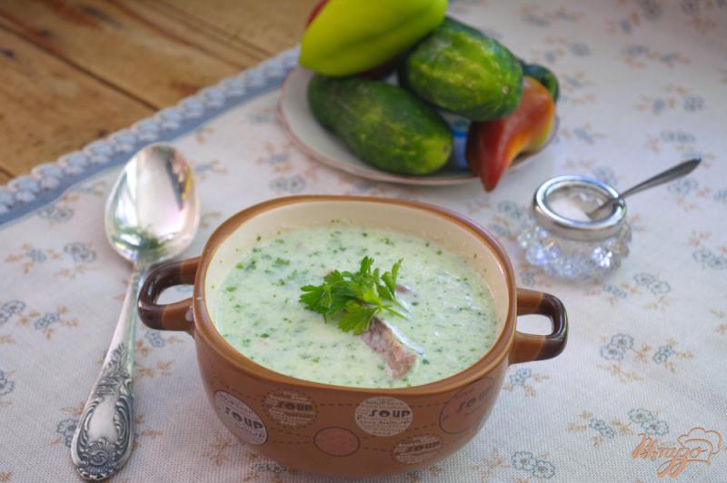 Фото приготовление рецепта: Легкий суп с огуцом, языком и фасолью на кефире шаг №7